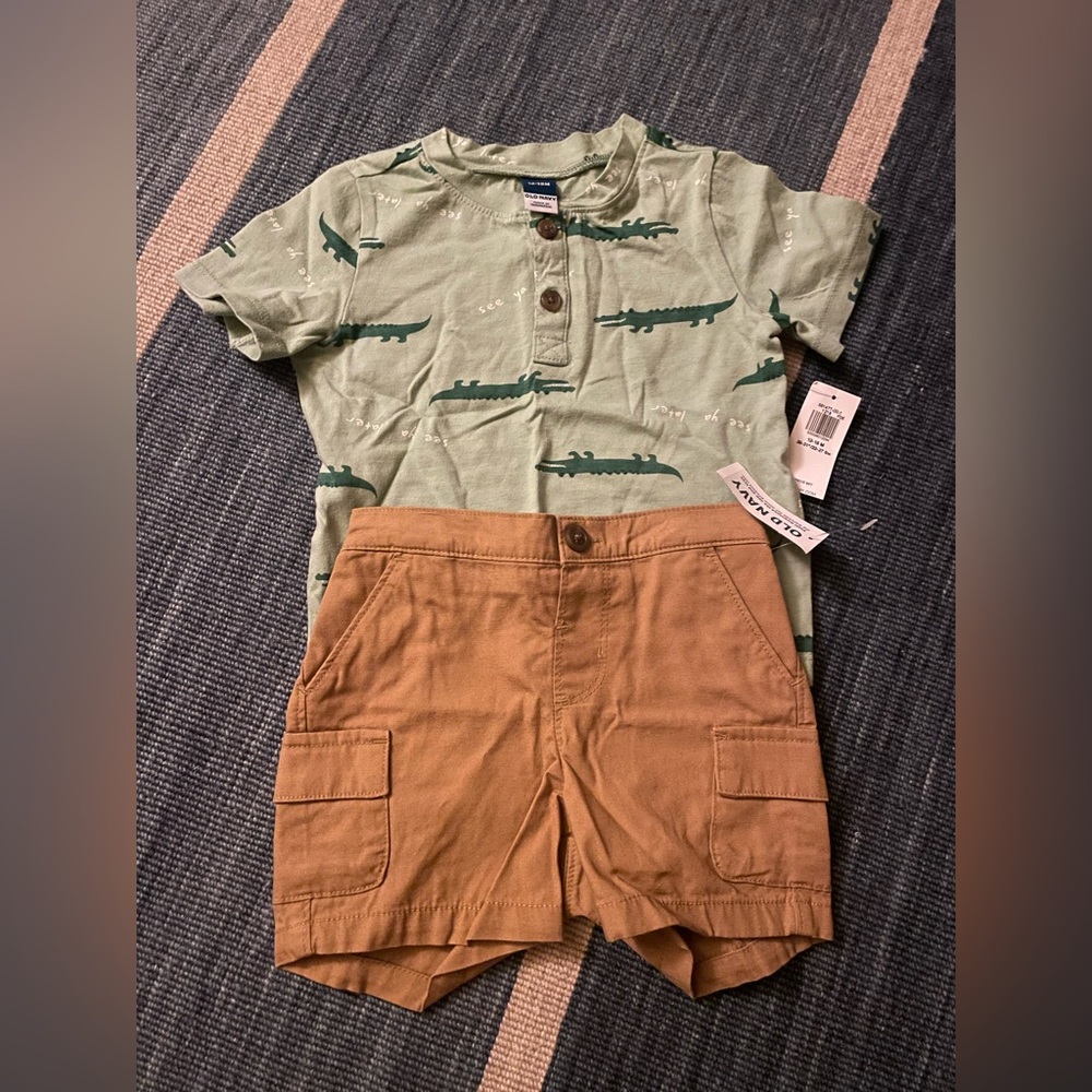 NWT Old Navy Henley T-Shirt and Cargo Shorts Set - 12-18 months
